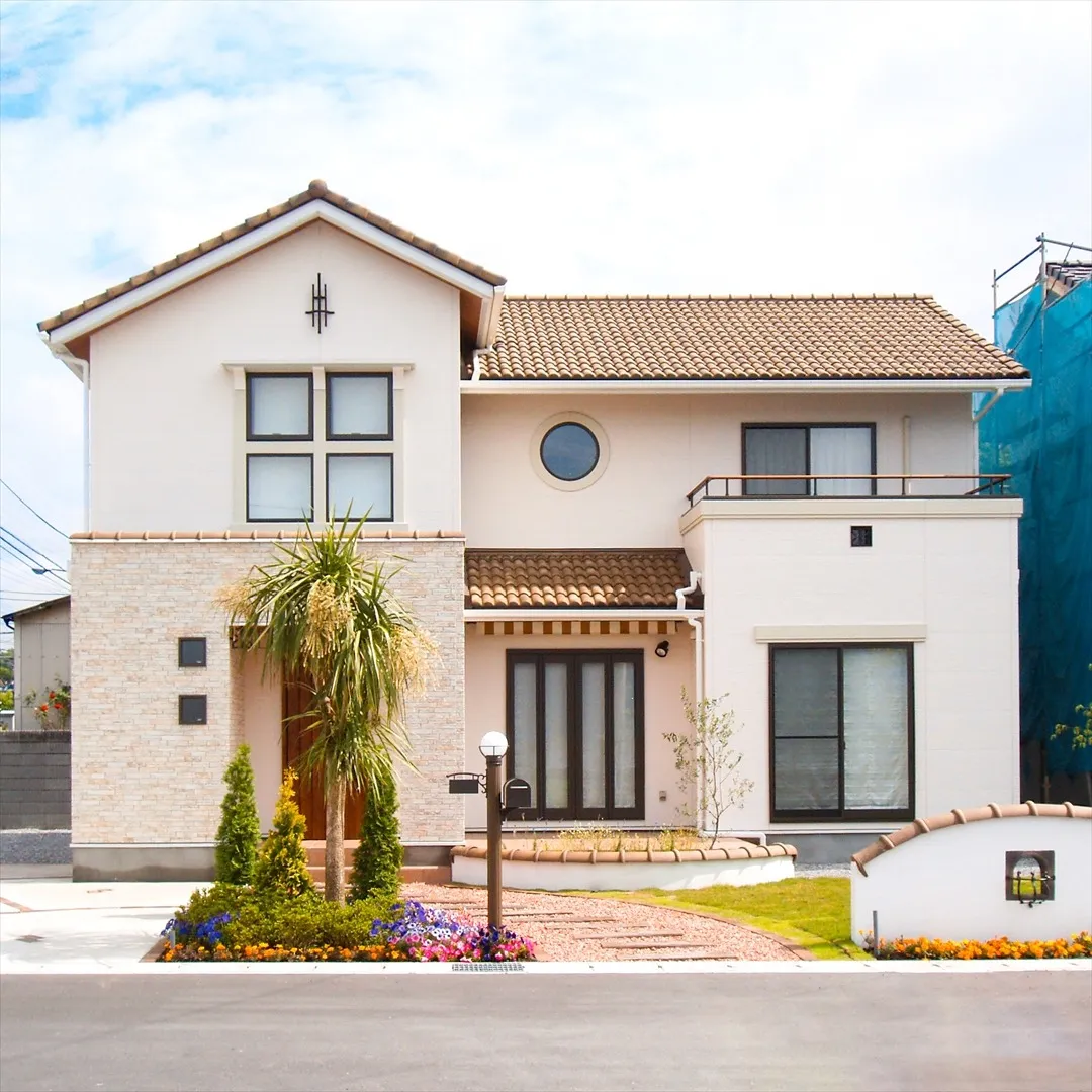 丸窓が映える、南国リゾートのようなゴージャスな邸宅