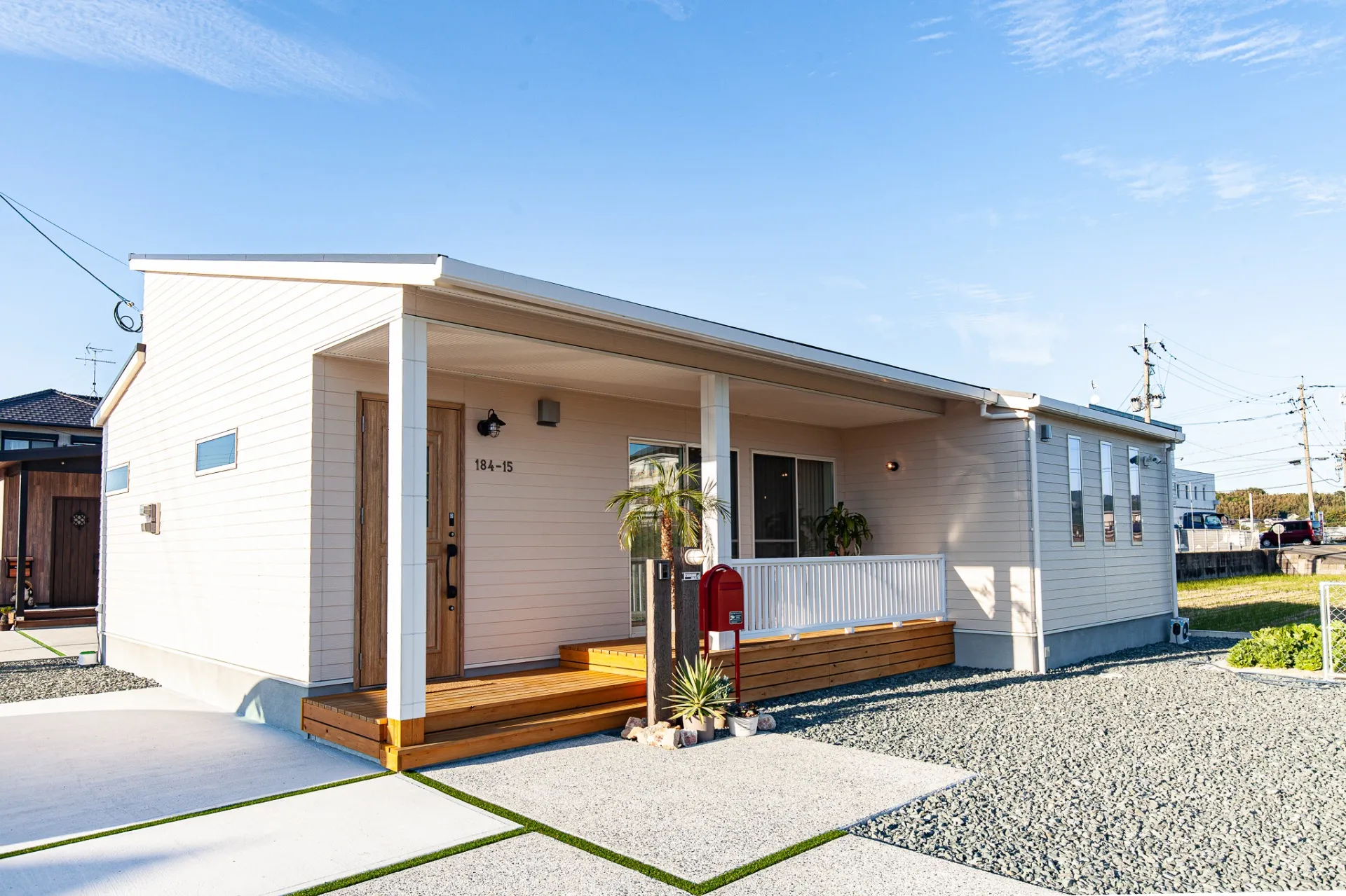 明るく開放感のあるリビング&ウッドデッキ