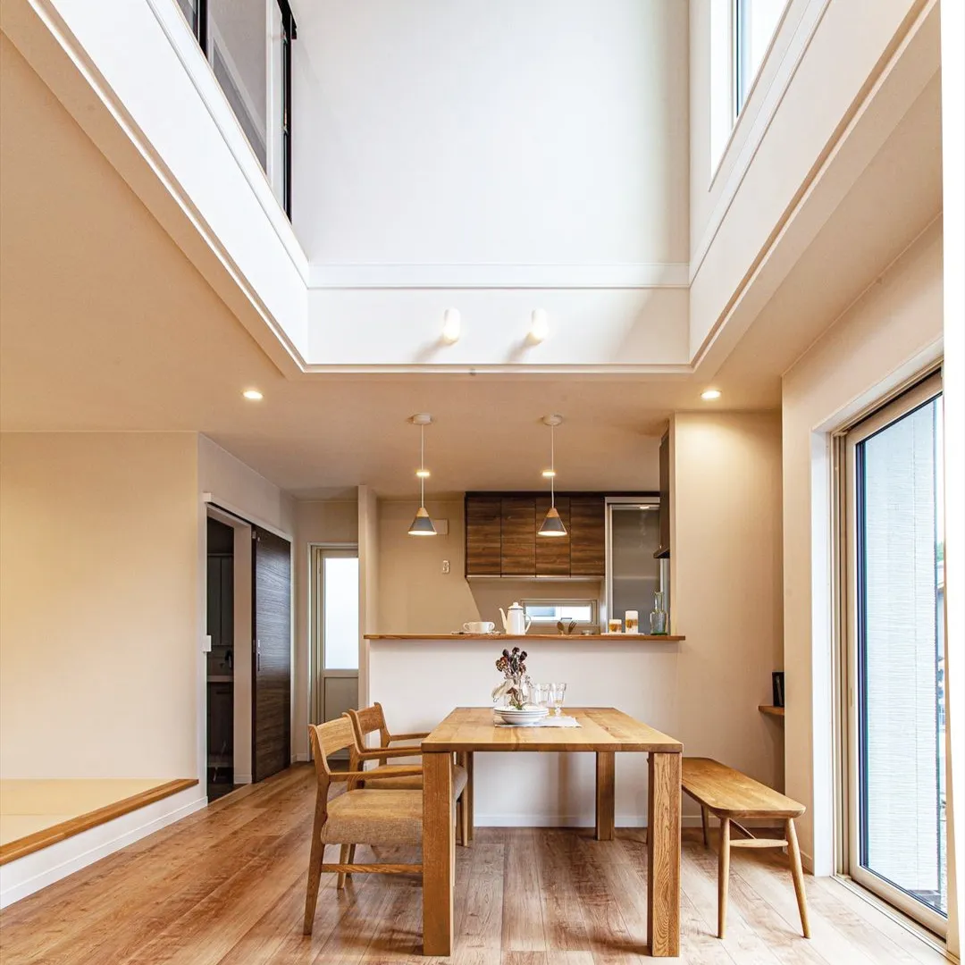 この家の最大の魅力は、吹き抜けによってリビングダイニングと2...