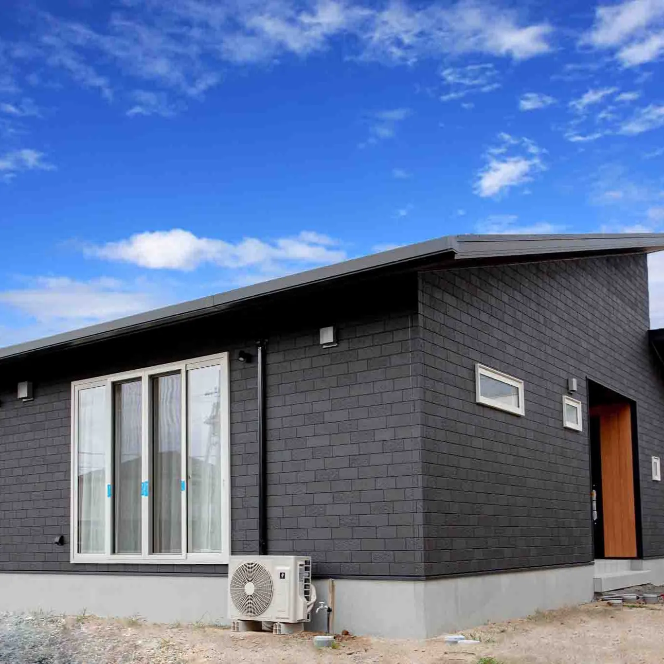 この家、まるでモダンアートの一部みたいじゃないですか?✨