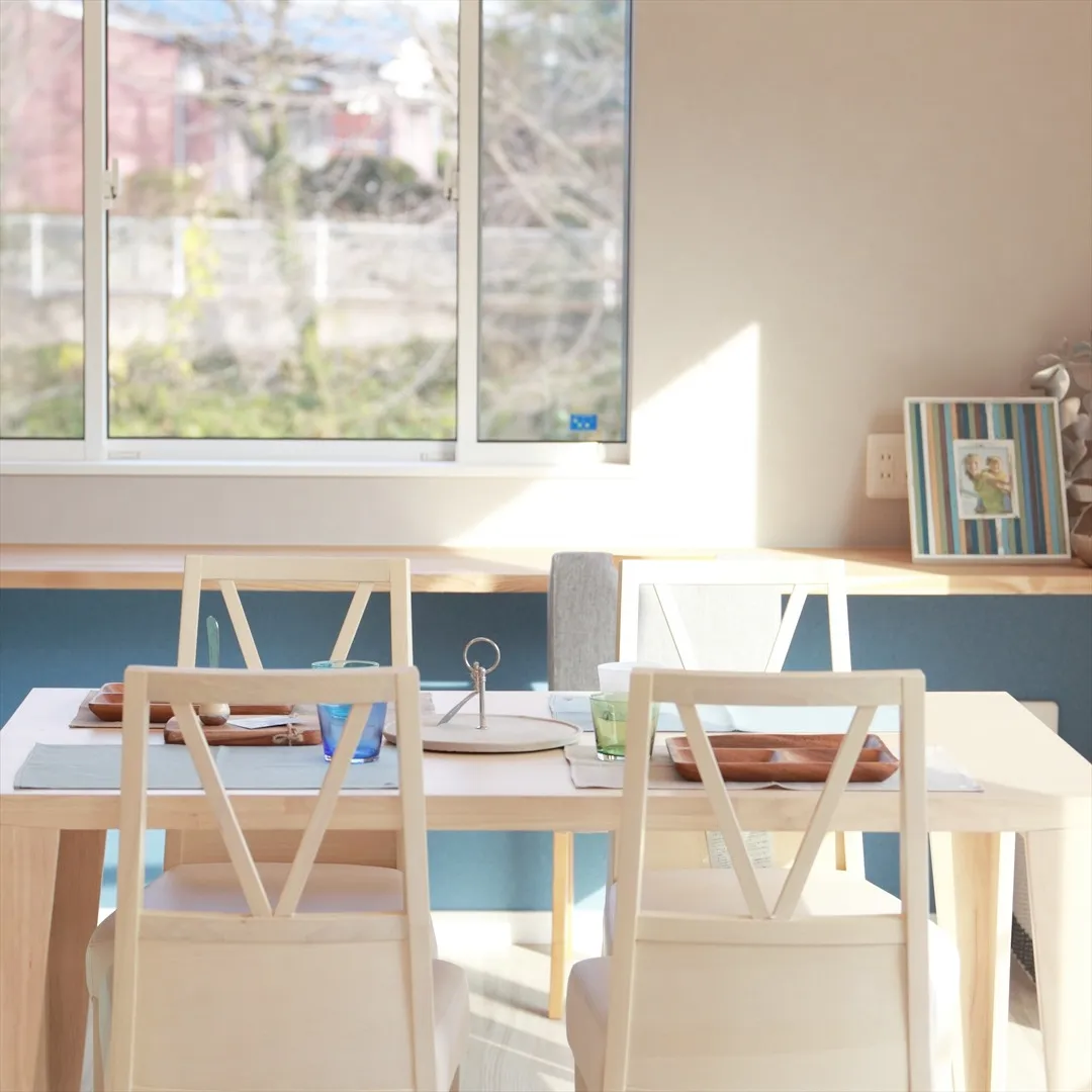 パステルカラーでまとめられたダイニングルームは、どこを見ても...